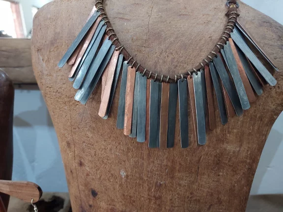 Des bijoux réalisés à partir de fils d'acier provenant de pièges d'animaux.