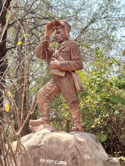 L'explorateur écossais David Livingstone a découvert les chutes qu'il a nommées Victoria en honneur de la reine.